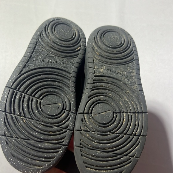 Kids Black Nikes - Picture 4 of 6